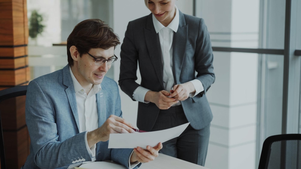 Bank advisor explaining best small business account options.