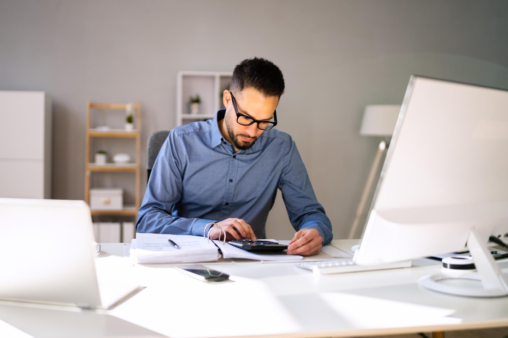 Freelancer calculating his loan payment journal entry.