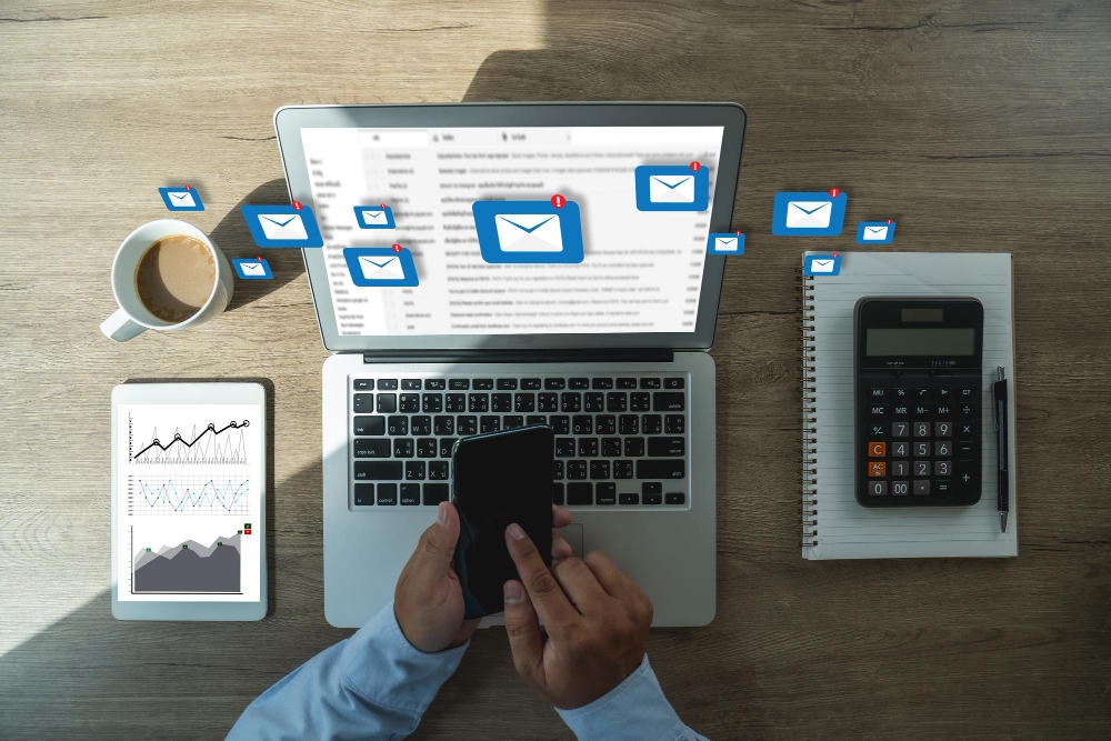 Revisar un documento digital o una factura en un ordenador portátil