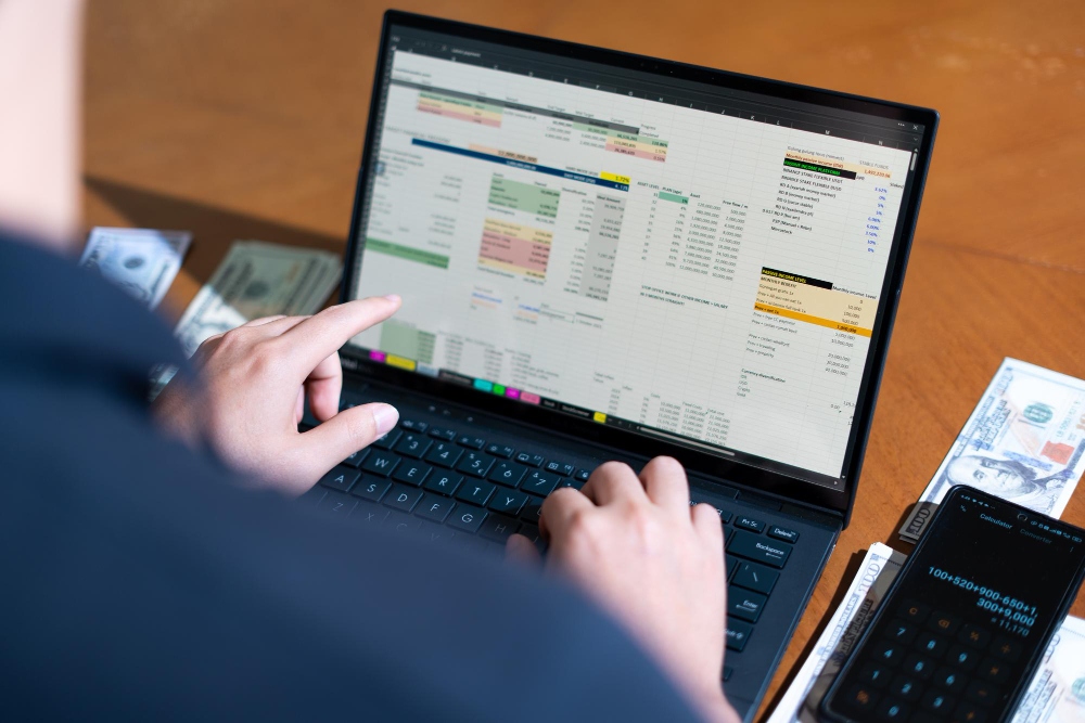 Tracking invoices and payments using financial dashboard