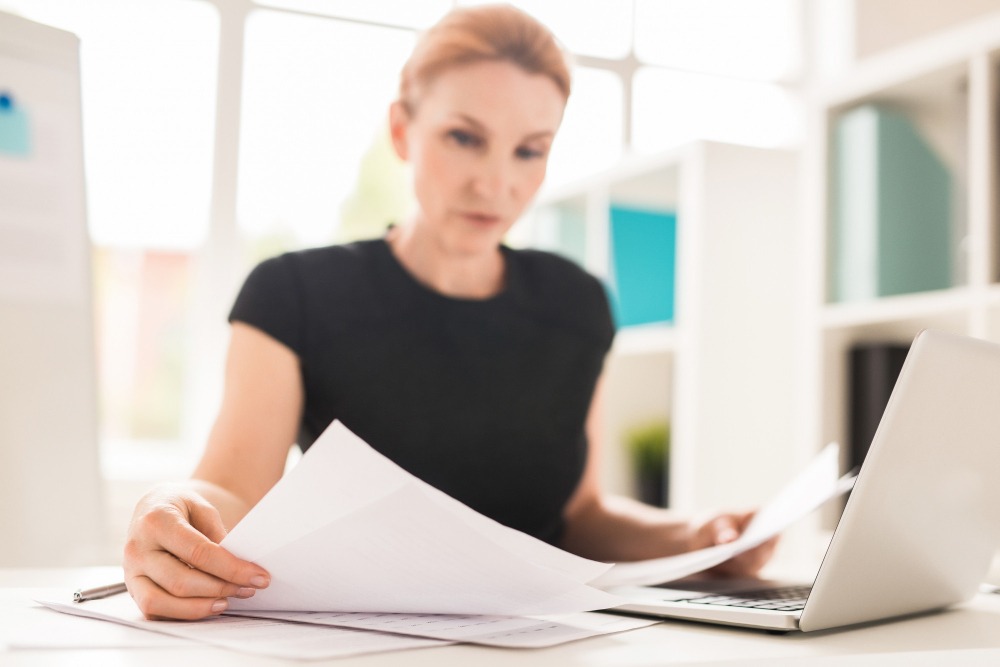 empresario que registra una empresa de limpieza como proveedor