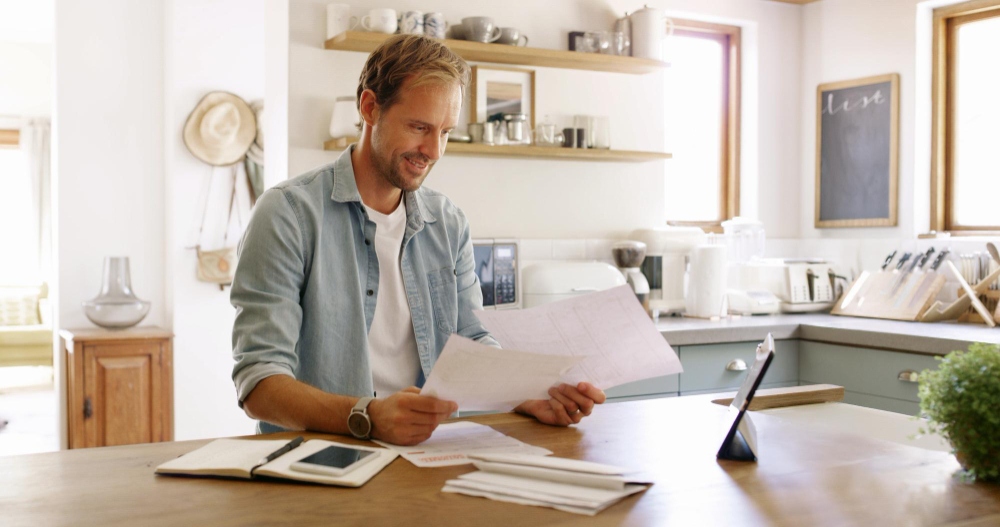 El propietario de la tienda analiza los totales de ventas diarias