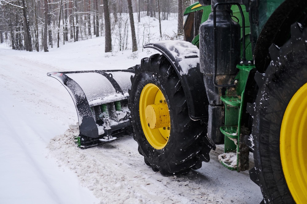 Tractor retirando nieve de la carretera en pleno invierno