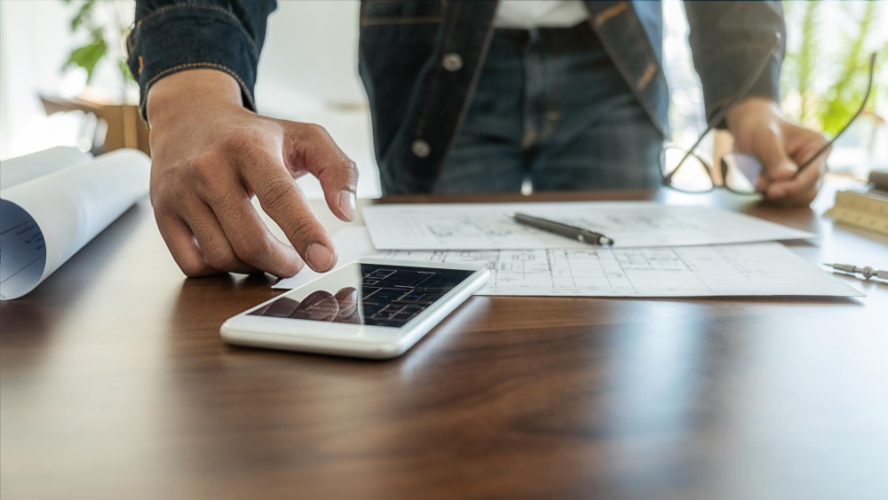 contractor creating estimate and invoice in mobile app