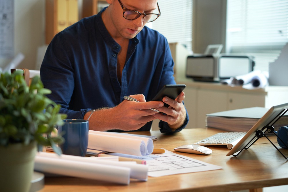 contractor using job scheduling app for daily work orders