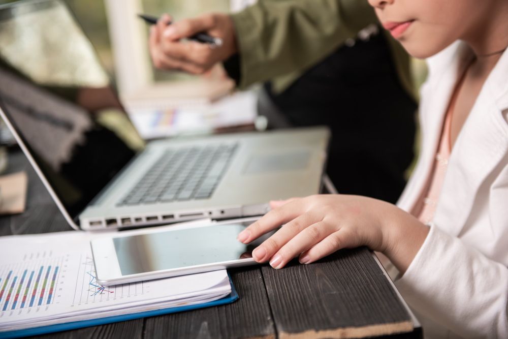 accounts payable team monitoring edi invoice processing flow