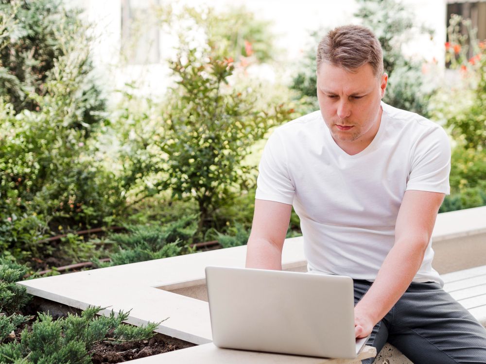 landscaper using landscaping estimate software on laptop