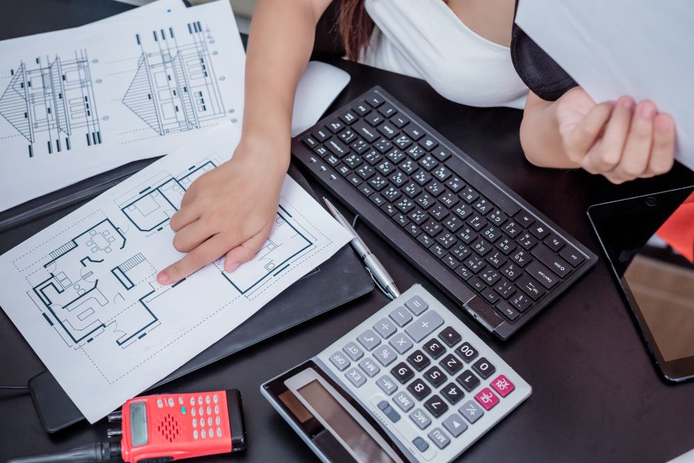 contractor calculating profit and hourly income for remodel