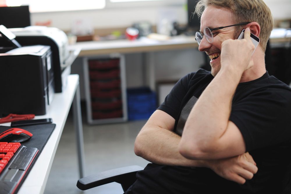 plumber taking emergency plumbing lead call from new customer