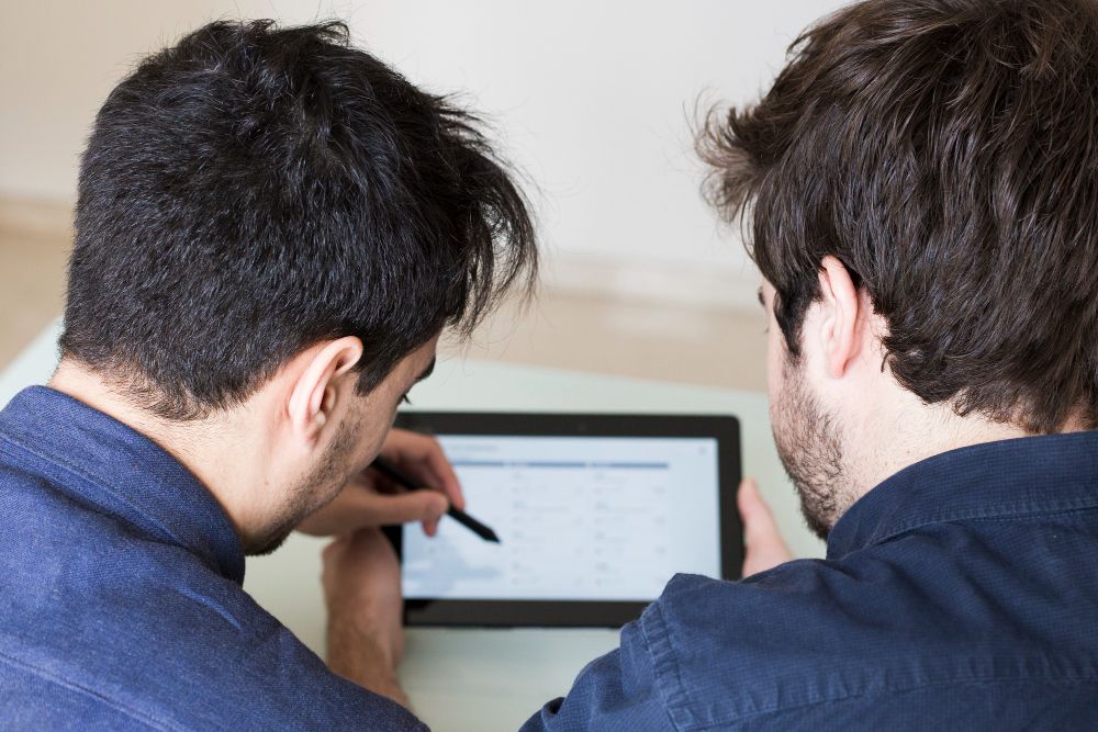 contractor comparing estimating software
