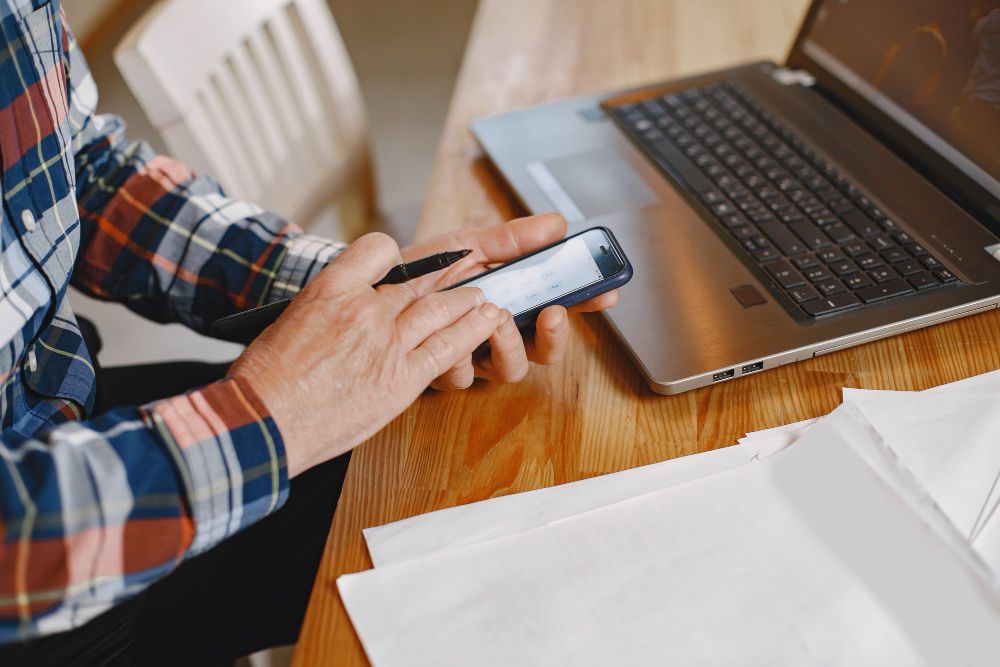 contractor using an invoice app on a phone