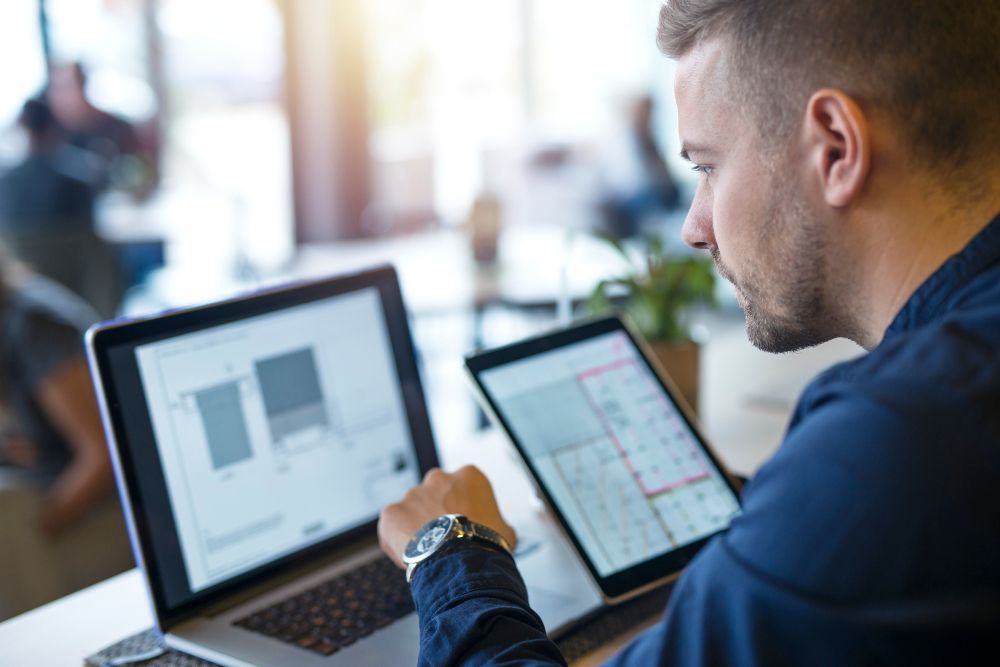 contractor using estimating software