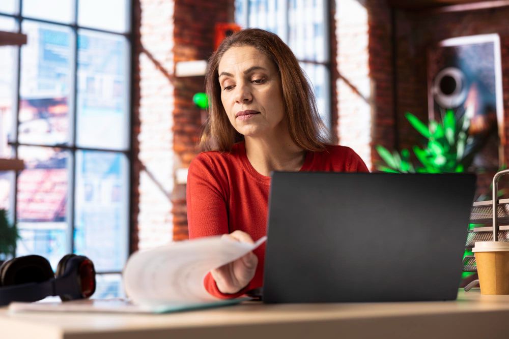 freelancer using invoicing software 
